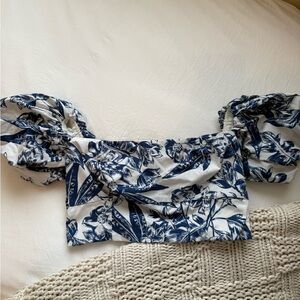 Abercrombie & Fitch Blue and White Puff Sleeve Crop Blouse